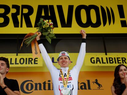 Tadej Pogacar celebra su victoria en la cuarta etapa del Tour de France.