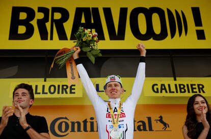 Tadej Pogacar celebra su victoria en la cuarta etapa del Tour de France.