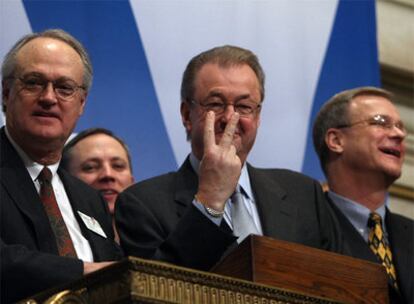 El presidente de Visa, Joseph W. Saunders, en el centro, en el estreno de la compañía en Wall Street.