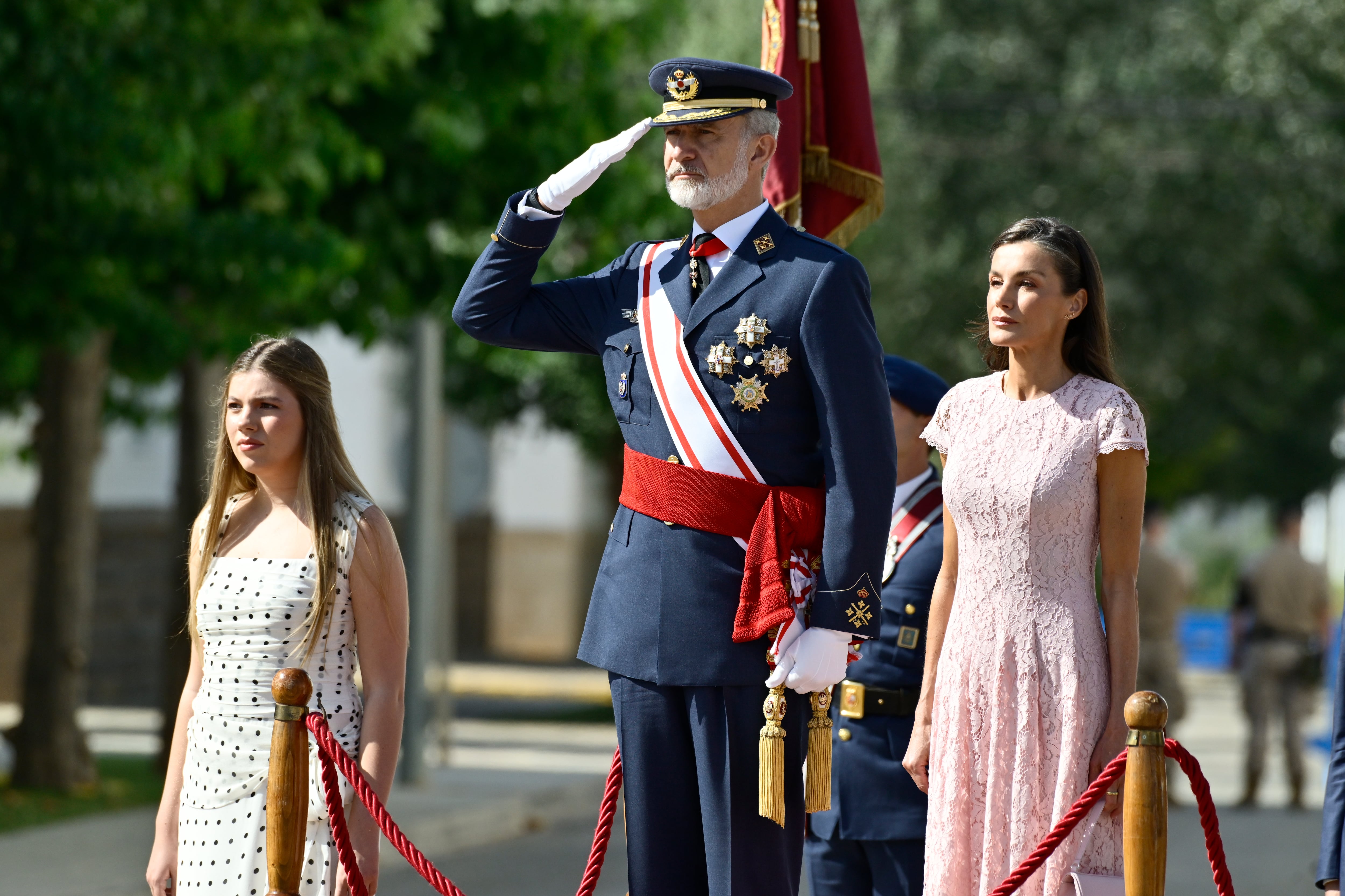 La princesa de Asturias finaliza su formación militar y recibe de su padre la Gran Cruz del Mérito Aeronáutico