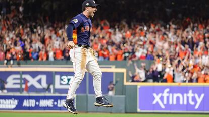 Alex Bregman, jugador de los Astros de Houston Astros, celebra la victoria de su equipo el domingo.