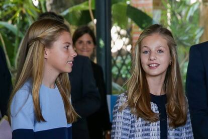 La infanta Sofía y la princesa Leonor llegan juntas al Palacio de Congresos de Cataluña para presidir los actos del X Aniversario de la Fundación Princesa de Girona.