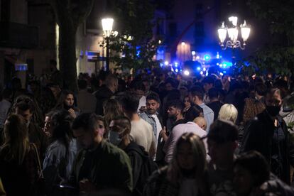 Centenares de personas siguen de fiesta en el Born mientras se acercan los vehículos policiales