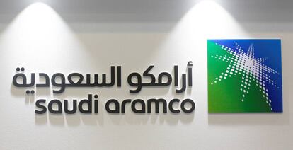 Foto de archivo del logo de Saudi Aramco en la conferencia Middle East Oil and Gas Show de 2017.