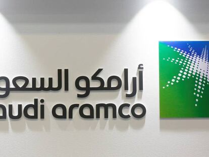 Foto de archivo del logo de Saudi Aramco en la conferencia Middle East Oil and Gas Show de 2017.