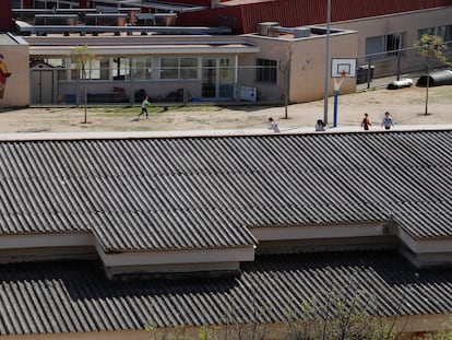 Cubierta de fibrocemento de la escuela Arraona de Sabadell.