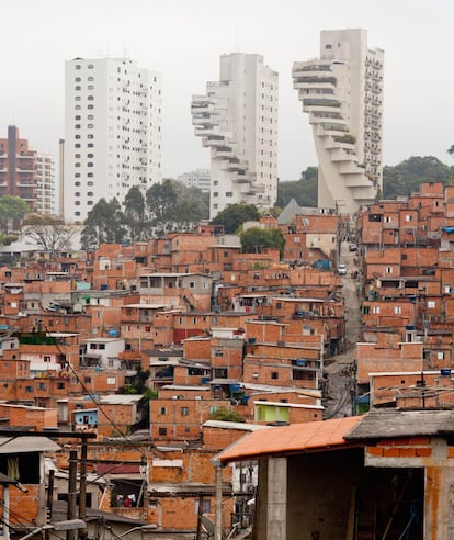 "Os condomínios geram desigualdade, argumentam os especialistas, porque concentram apenas pessoas de um mesmo poder aquisitivo convivendo entre si". Foto no bairro de Paraisópolis.