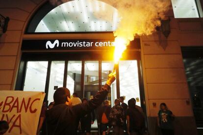 En distintos puntos de Cataluña los Comités de Defensa de la República (CDR) han cortado el tráfico y han salido a la calle para conmemorar la fecha en la que el Gobierno catalán puso las urnas en los colegios, pese a que la consulta era ilegal. La jornada estuvo también marcada por las cargas policiales. En la imagen, varias personas en el exterior de la tienda Movistar de Plaza Cataluña.