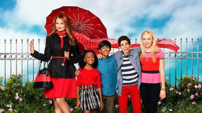 Cameron Boyce (segundo por la derecha), junto a sus compañeros de reparto en la serie de Disney 'Jessie'.