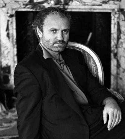 <p>El diseñador italiano Gianni Versace visitó España en enero de 1990. Un viaje a Madrid para presentar por primera vez su colección de alta costura en territorio español. </p> <br> <p> <p>En una entrevista con este periódico, el diseñador italiano que fundó su firma en 1978 y por entonces ya era una marca de éxito, definía a la perfección lo que era y sigue siendo hoy su marca: “Mis vestidos van dirigidos a mujeres de hoy, sin nostalgias, inteligentes, que no tengan miedo a los colores y a las faldas cortas”, analizaba Versace sobre su estética y sus clientas.</p> <br> <p>