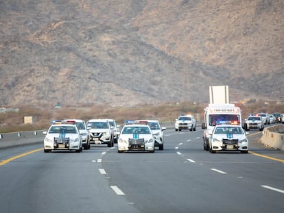 Unos coches de la policía saudí, en julio de 2020 cerca de La Meca.