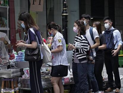 Hongkoneses hacen cola para comprar un ejemplar del diario Apple Daily. 