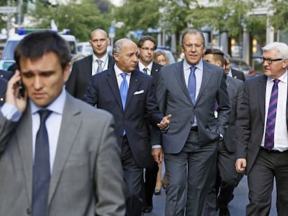 Los ministros de Asuntos Exteriores ucranio, Pavlo Klimkin (al teléfono), ruso, Serguéi Lavrov, francés, Laurent Fabius, y alemán, Frank-Walter Steinmeier, el miércoles en Berlín.