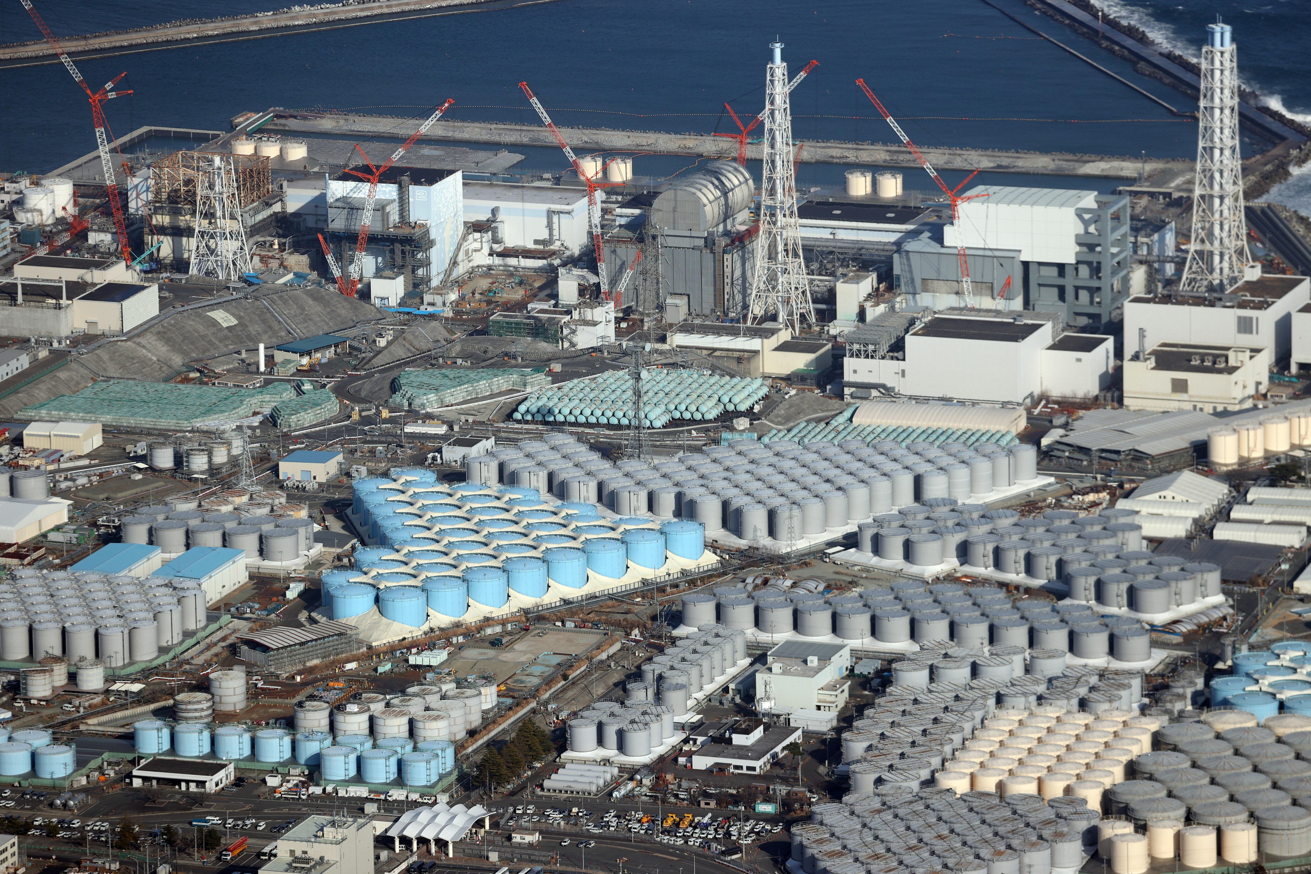 Tanques con agua radiactiva en la planta de nuclear de Fukushima (Japón), en febrero.