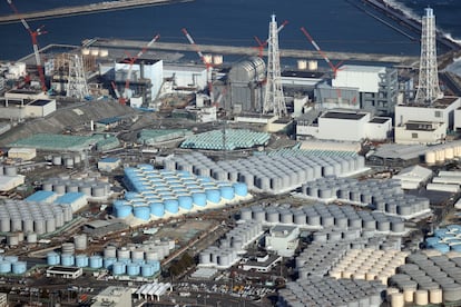 Tanques con agua radiactiva en la planta de nuclear de Fukushima (Japón), en febrero.