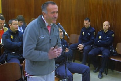 El acusado Santiago del Valle, durante el juicio, en una imagen tomada de un monitor.