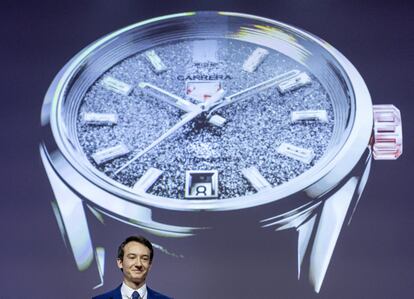 Frederic Arnault, consejero delegado de TAG Heuer, durante la presentación de las novedades de la firma en Watches and Wonders, con una imagen de un reloj Carrera, que este año cumple su 40º aniversario.