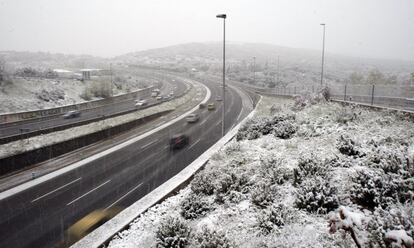 Nevada a la altura del kilómetro 33 de la A-6, Madrid. La dirección general de Protección Civil y Emergencias ha avisado por nevadas que podrían dejar hasta 20 centímetros de espesor en la Sierra de Madrid y por lluvias a la costa catalana y a la provincia de Castellón.