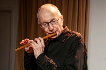 Jon Gibson (1940-2020) durante una presentación en Nueva York en 2008.