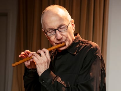 Jon Gibson (1940-2020) durante una presentación en Nueva York en 2008.
