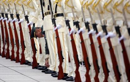 Soldados japoneses se preparan para recibir al ministro de Defensa australiano, Kevin Andrews, y a su homólogo japonés, Gen Nakatani.