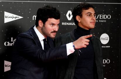 Los integrantes del grupo Taburete, Guillermo Barcenas (a la izquierda) y Antón Carreño, a su llegada a la alfombra roja de los premios.