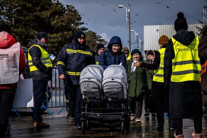 Refugiados ucranios cruzan la frontera en Siret (Rumania). Magdalena Andersson, primera ministra de Suecia, ha confirmado este martes en una rueda de prensa que su país no pedirá formar parte de la OTAN. "Si Suecia decidiera presentar esa solicitud en este momento se desestabilizaría aún más esta parte de Europa", ha indicado la mandataria.