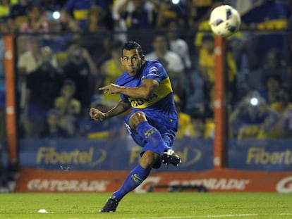 Carlos Tevez tira a gol contra Newells.