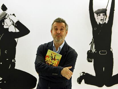 Carles Gámez, autor de <i>Los años ye-yé</i>, en el restaurante Flash Flash de Valencia.