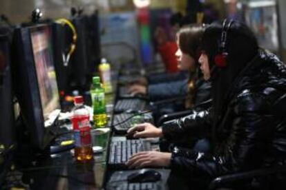 Varias personas utilizan los ordenadores de un cibercafé para conectarse a Internet en Pekín (China). EFE/Archivo