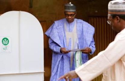 Buhari, en el centro de votación al que ha acudido en la ciudad de Daura (norte del país).