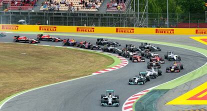 Hamilton lidera la carrera tras la salida del GP de España.