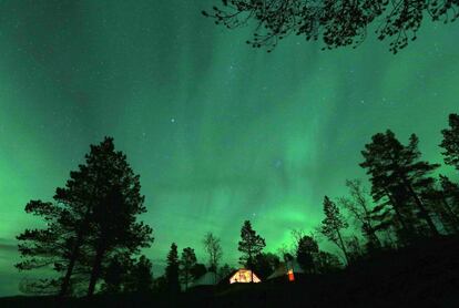 Aurora boreal cerca de Mestervic en el Círculo Polar Ártico, Noruega.