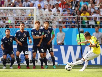 Juan Fernando Quintero anota de tiro libre el gol de Colombia en la derrota 2-1 ante Japón.