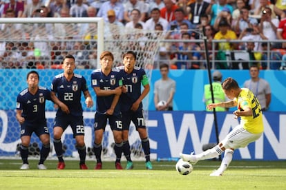 Juan Fernando Quintero anota de tiro libre el gol de Colombia en la derrota 2-1 ante Japón.