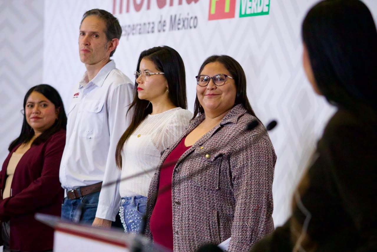 Aspirantes de Morena durante su registro en Ciudad de México.