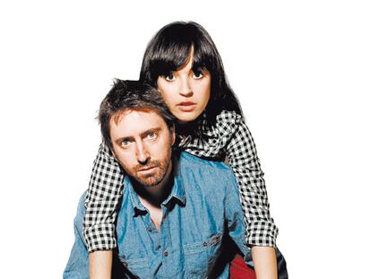 <b>Verónica Sánchez viste camisa y pantalón de Wrangler. Y Daniel Sánchez Arévalo, camisa de Henry Cotton's y vaqueros de Wrangler.</b>