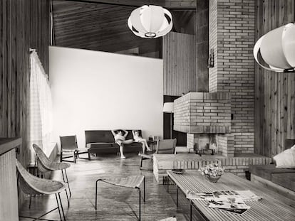 Casa Durana (Vitoria, 1959), en una foto de Alberto Schommer, en la que se pueden ver las influencias de Alvar Aalto. |