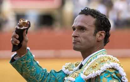 Antonio Ferrera, con la oreja que cortó en Sevilla al toro Platino, de Victorino Martín.