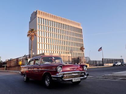 Un automóvil pasa frente a la embajada de EEUU el 3 de mayo en La Habana (Cuba).