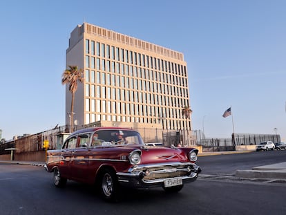 Un automóvil pasa frente a la embajada de EEUU el 3 de mayo en La Habana (Cuba).