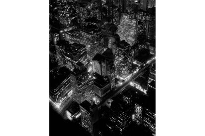 <b>Berenice Abbott.</b> Nueva York, 1932. <i>Changing New York</i> (Cambiante Nueva York, 1935-1939) es el gran proyecto de Berenice Abbot que documenta la transformación urbana de la Gran Manzana en la década de 1930. La aguda mirada de Abbott se extiende desde la escala épica de los rascacielos a la poesía oculta en una panadería de barrio.
