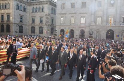 Moment en què els alcaldes es dirigien al Palau de la Generalitat.