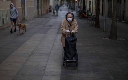 Una mujer en una calle de Barcelona.