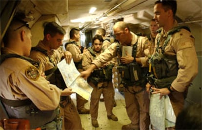 Soldados de la Armada de EE UU, a bordo de un avión de reconocimiento, en una misión sobre el golfo Pérsico.