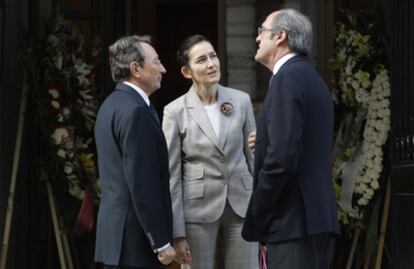 Emiliano Martínez, presidente del Grupo Santillana, Ángeles González-Sinde, ministra de Cultura, y Ángel Gabilondo, responsable de Educación, en la capilla ardiente de Francisco <i>Pancho</i> Pérez González.