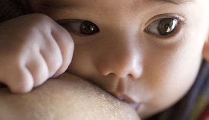 Los médicos afirman que el tratamiento contra la mastitis no consiste en dejar de amamantar, sino que hay que aumentar el número de tomas.