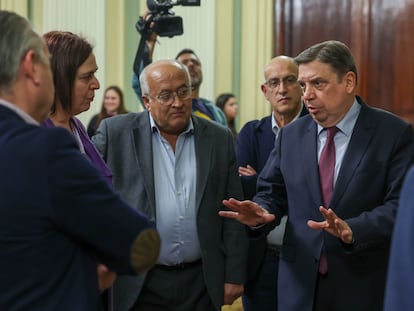 El ministro de Agricultura, Pesca y Alimentación, Luis Planas (derecha), junto con representantes de las organizaciones agrarias, este jueves en Madrid.