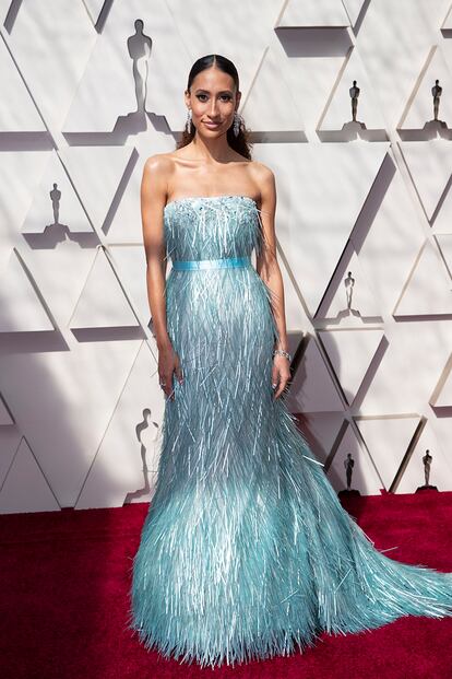 Elaine Welteroth, periodista y editora estadounidense, vistió un palabra de honor azul celeste de Celia Kritharioti, una de las nuevas firmas sobre la alfombra roja de los Oscar.