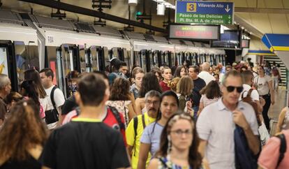 Viajeros en una estación del Metro de Madrid